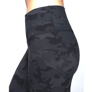 GAPFIT HIGH RISE Blackout Blue Camo Print 7/8 Leg